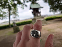 画像をギャラリービューアに読み込む, sterling silver kamon family ring from japan with triforce design on sides in front of a blurred shinto shrine
