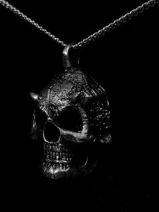 kings of alchemy devil skull pendant .925 silver silver chain black background