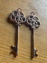 Load image into Gallery viewer, kings of alchemy two skeleton keys with egg of life design and no chain on table color
